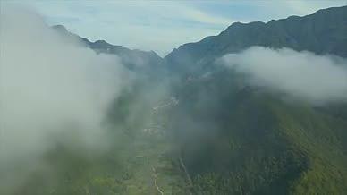 （4K实拍）登山旅游航拍云海云层山峦视频的预览图